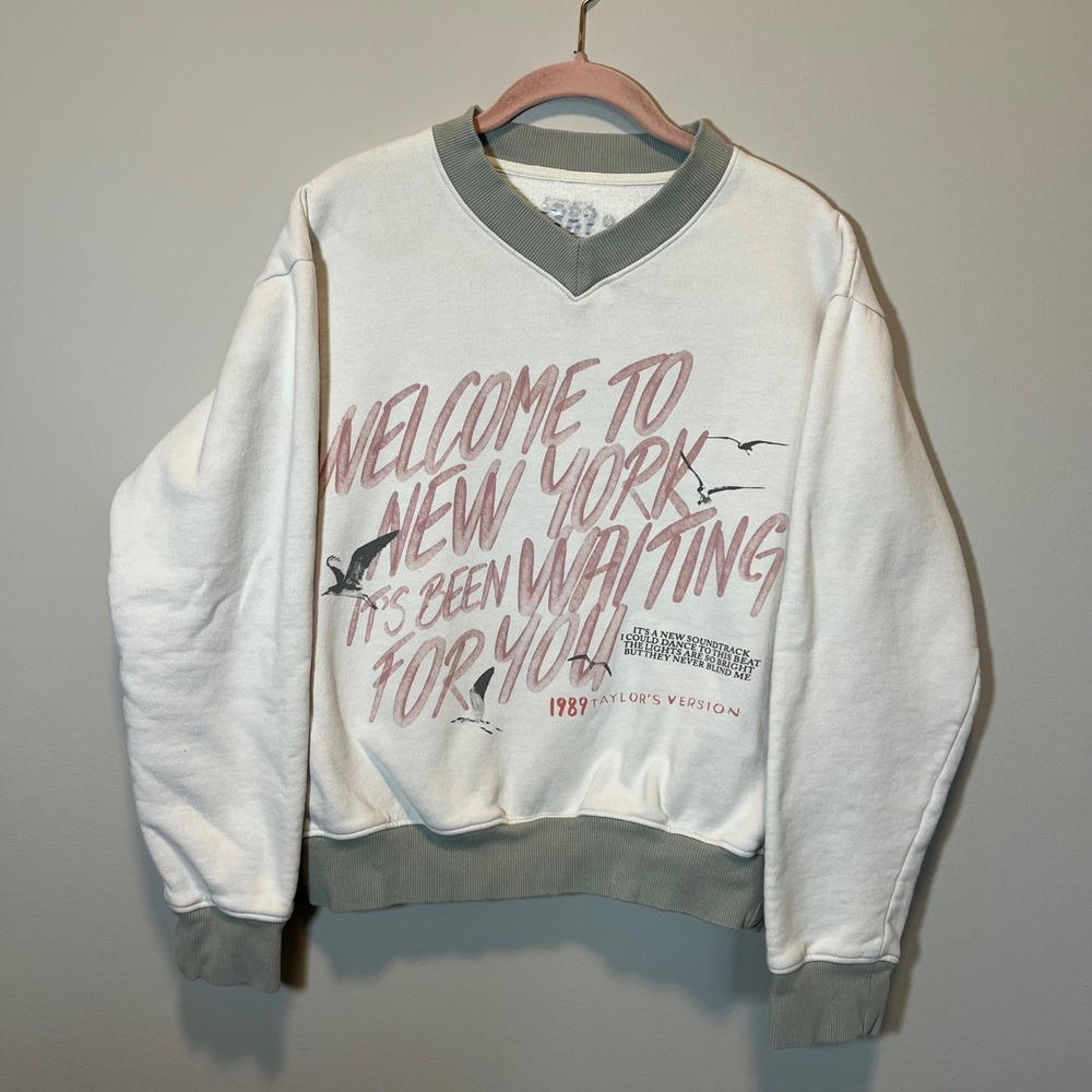 Taylor Swift 1989 Taylors Version Welcome to New York V-Neck Sweatshirt Small